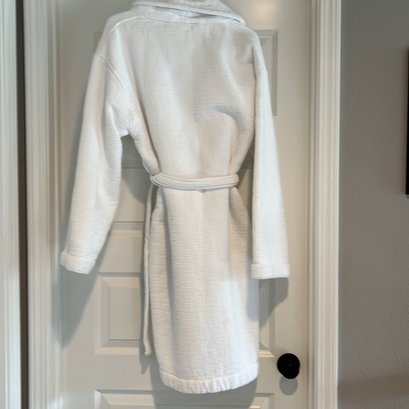 Cozy L/XL haven bathrobe waffle weave on outside, terrycloth on inside - Picture 5 of 5